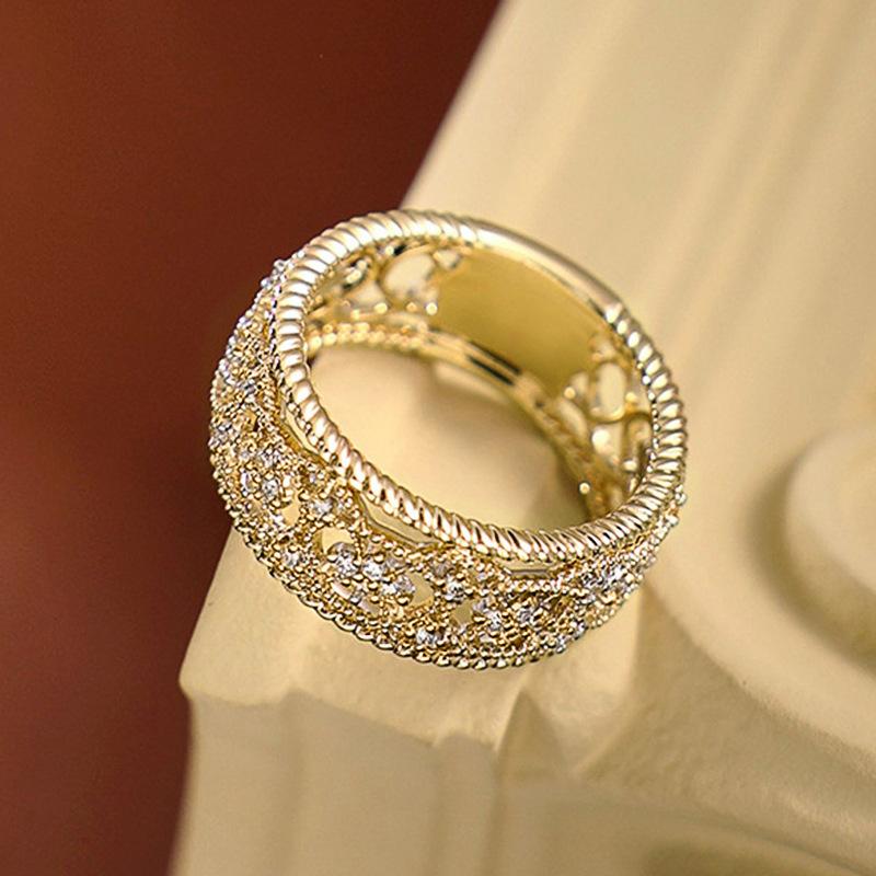 Elegant lady925Pure silver ring inlaid with moissanite, engraved with golden hollow vintage patterns, a versatile vintage women's ring that makes an