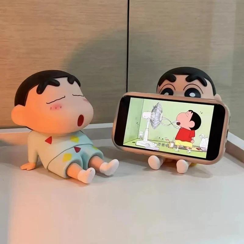 Supporto per Telefono Crayon Shin-Chan, Ornamenti da Scrivania Kawaii Anime, Cartone Animato Guardare la TV, Supporto per Telefono Bambola Carina Decorazioni Giocattoli Regali