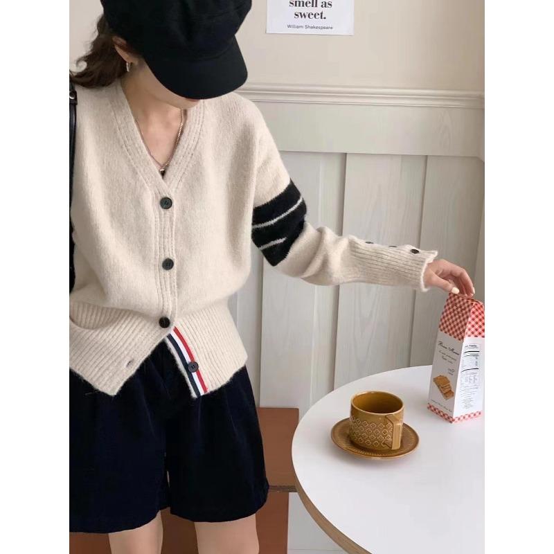 

Autumn and winter new fashion women s clothing casual college style V-neck design sense versatile color matching knitted cardigan sweater one size fits all