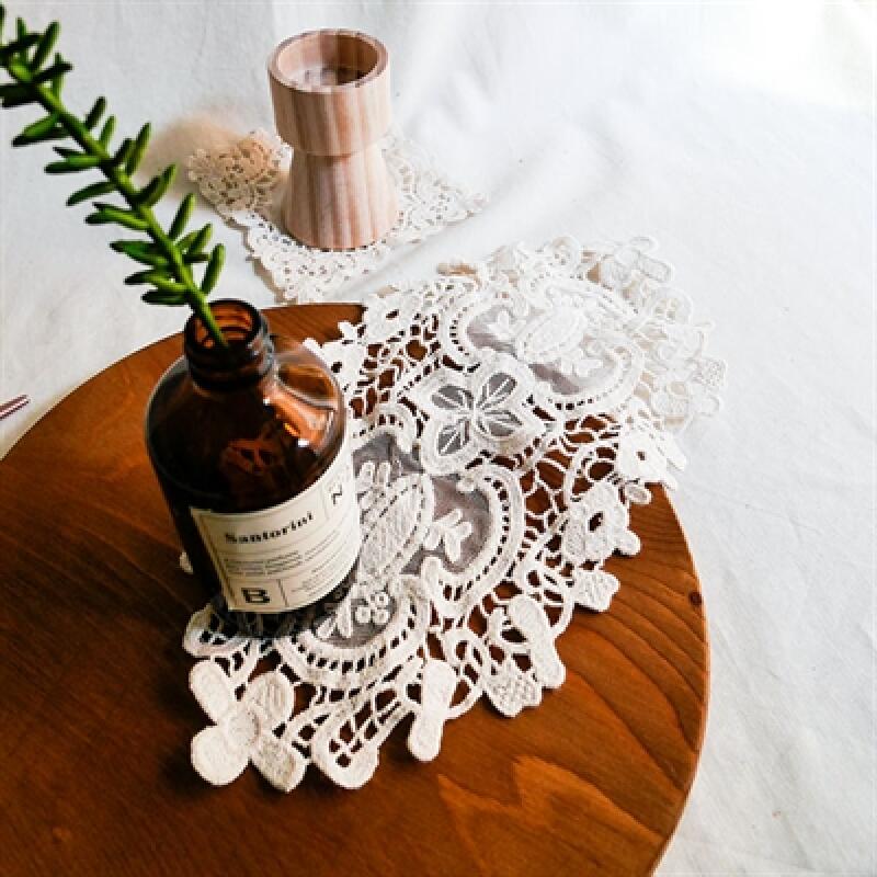 

Round lace table decoration