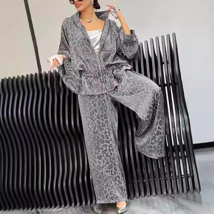 Completo Due Pezzi da Donna in Velluto con Stampa Leopardo Giacca con Zip e Pantaloni a Gamba Larga Tuta