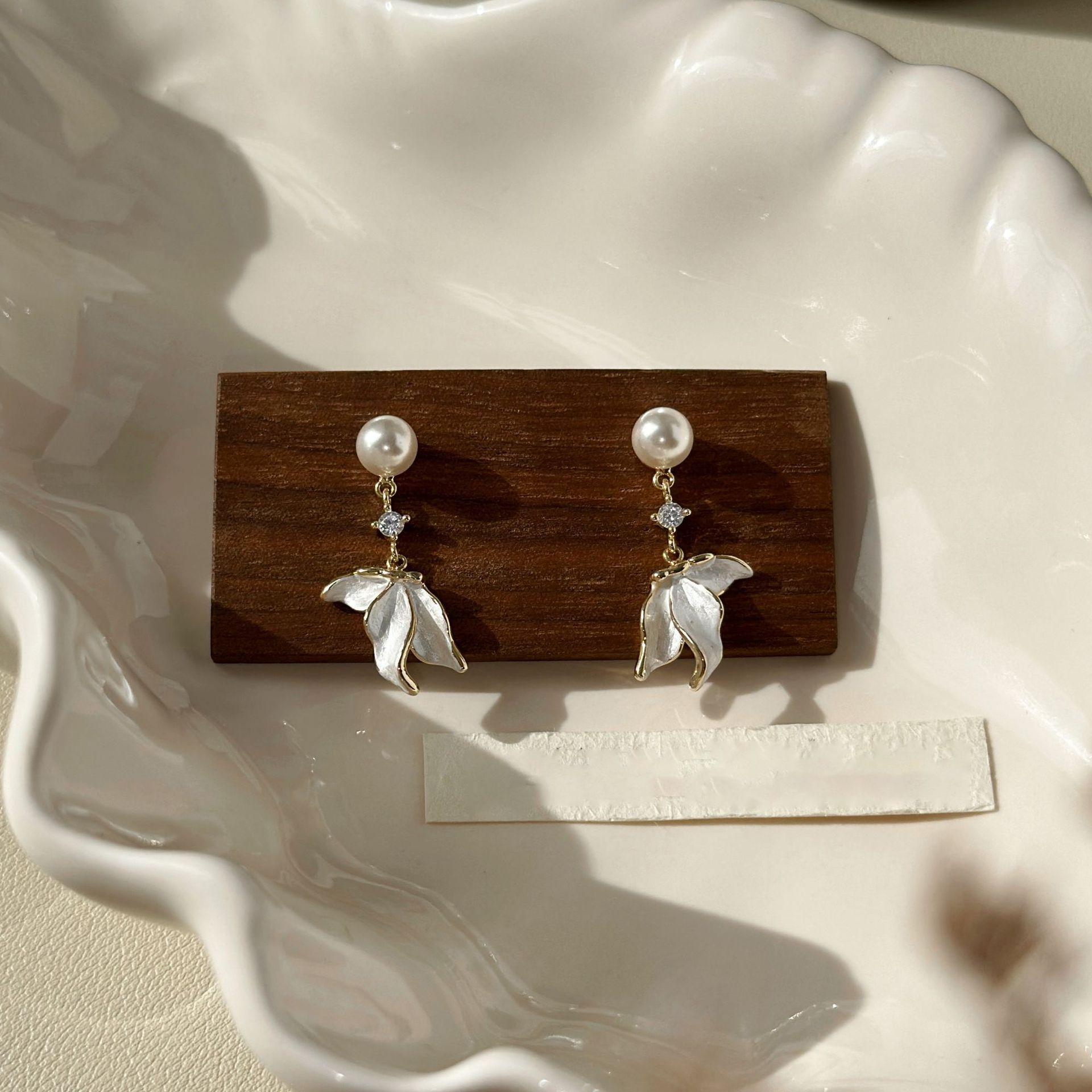 

Diamond-set pearl oil-dripping wing fringed stud earrings light luxury high-end earrings niche design elegant earrings women
