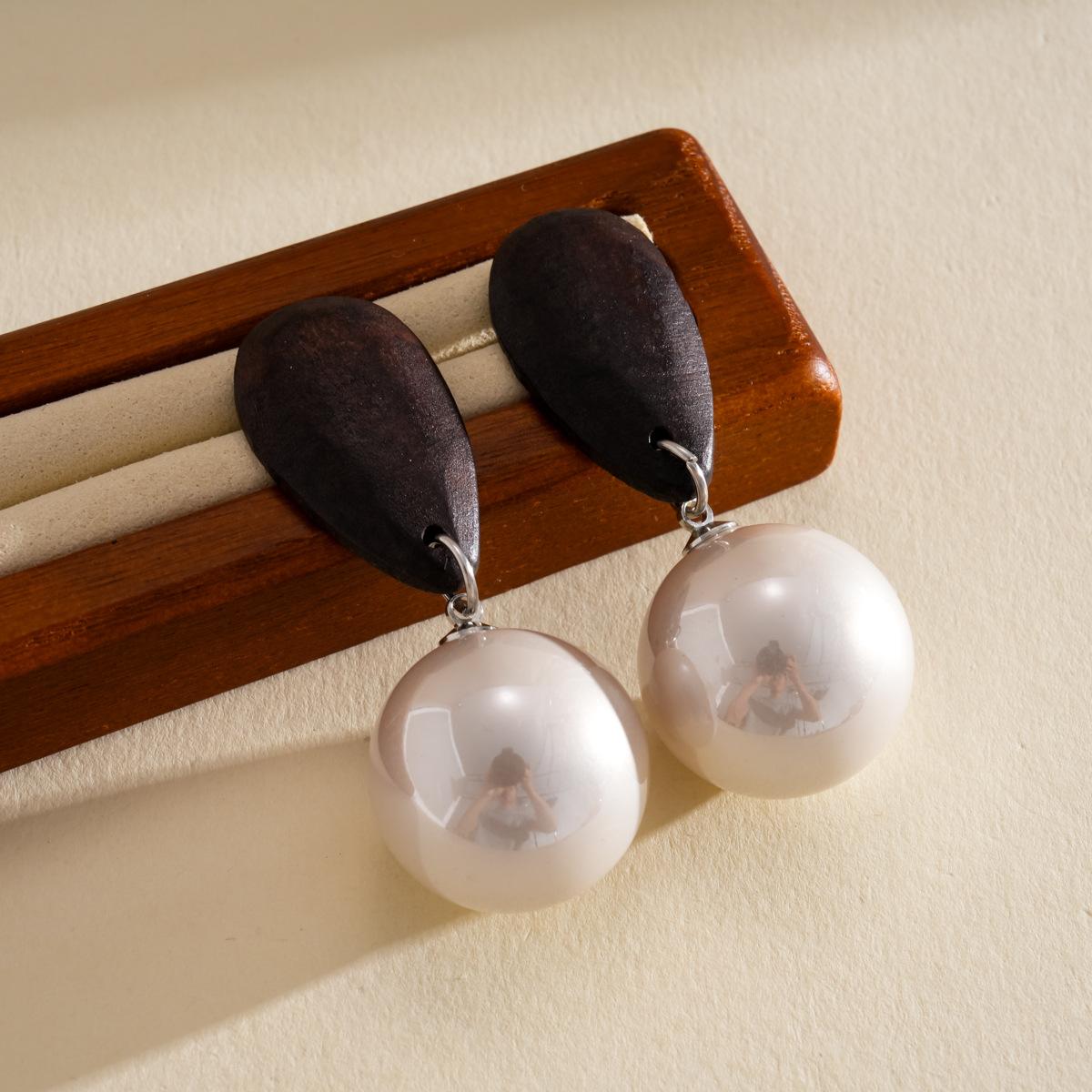 

DIGADAGU Wooden Patchwork Imitation Pearl Dangle Earrings New Minimalist Vintage Women Party Zircon Accessories белый