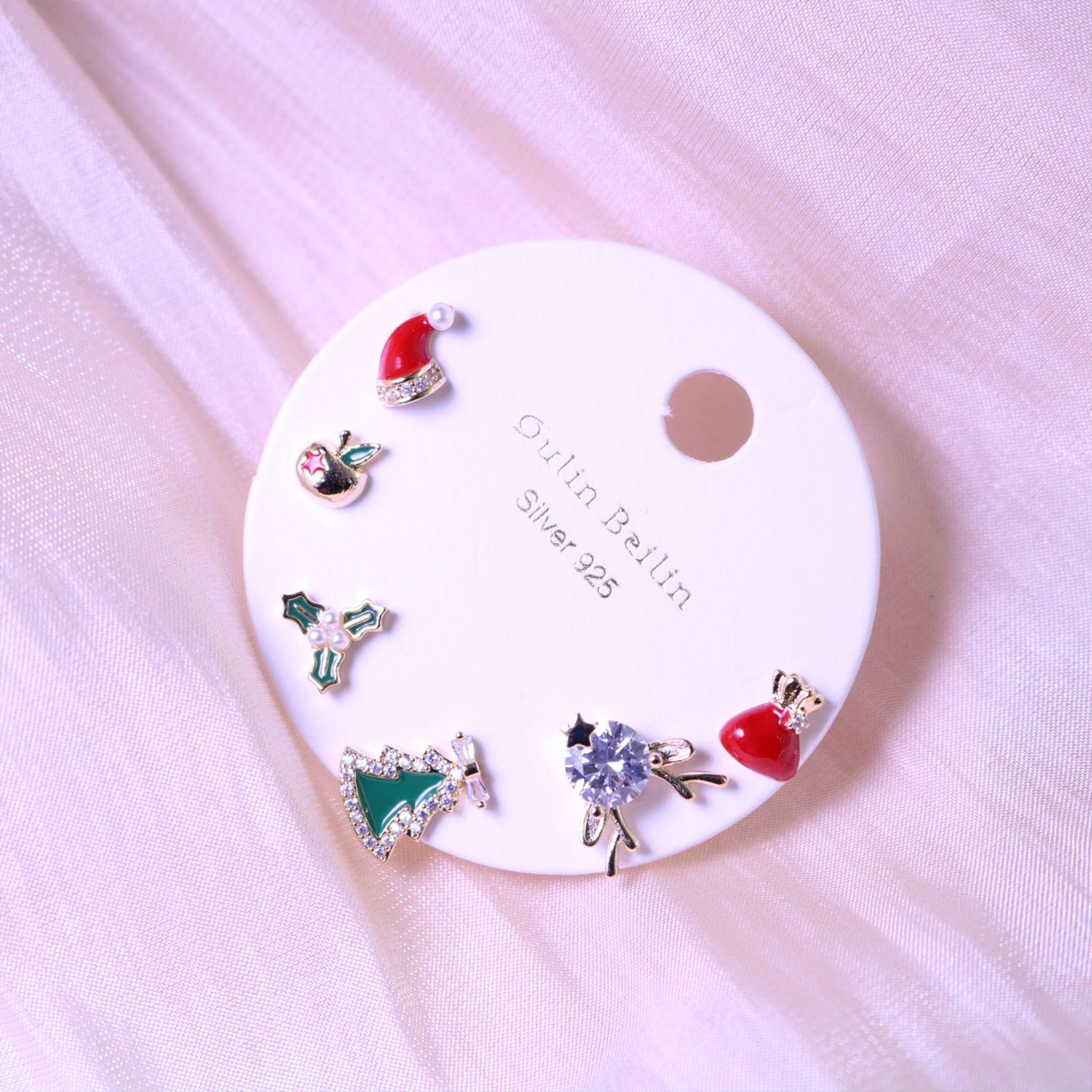 Асимметричные серьги-гвоздики с цирконами  Рождественская елка и олень  - Милый праздничный дизайн для студентов