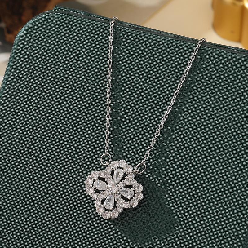 Influencer Style Titanium Steel Four-Leaf Clover Necklace: Elegant Women's Clavicle Chain, Light Luxury, Fade-Resistant