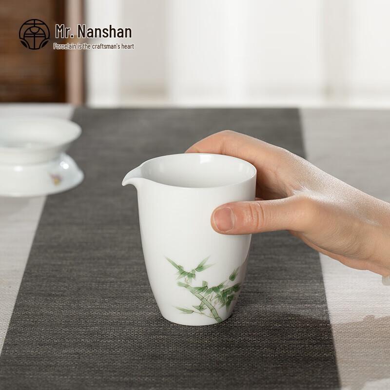 Herr Nanshan. Handbemalte Keramik-Teegerechtigkeitsbecher