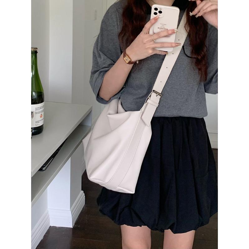 Bag Women's New Casual Fashion Simple Summer Girls Large-capacity Messenger Bag Commuter Tote Bag