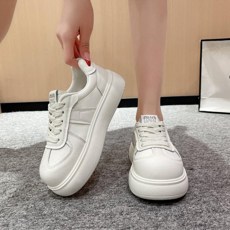 The White Sneakers Are A Versatile Spring Combination for Women with Sponge Soles and Height-increasing Sneakers for Short Stature