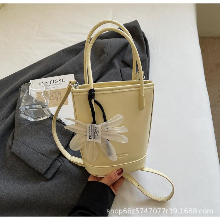 

Niche simple and high-end underarm bag women s 2025 spring and summer new Korean messenger bag, foreign style portable bucket bag жёлтый
