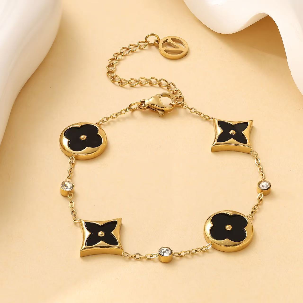 

Универсальный браслет «Четырехлистный клевер», четыре цветка, перламутр, вакуумное покрытие 18К, не тускнеющая бижутерия 18K