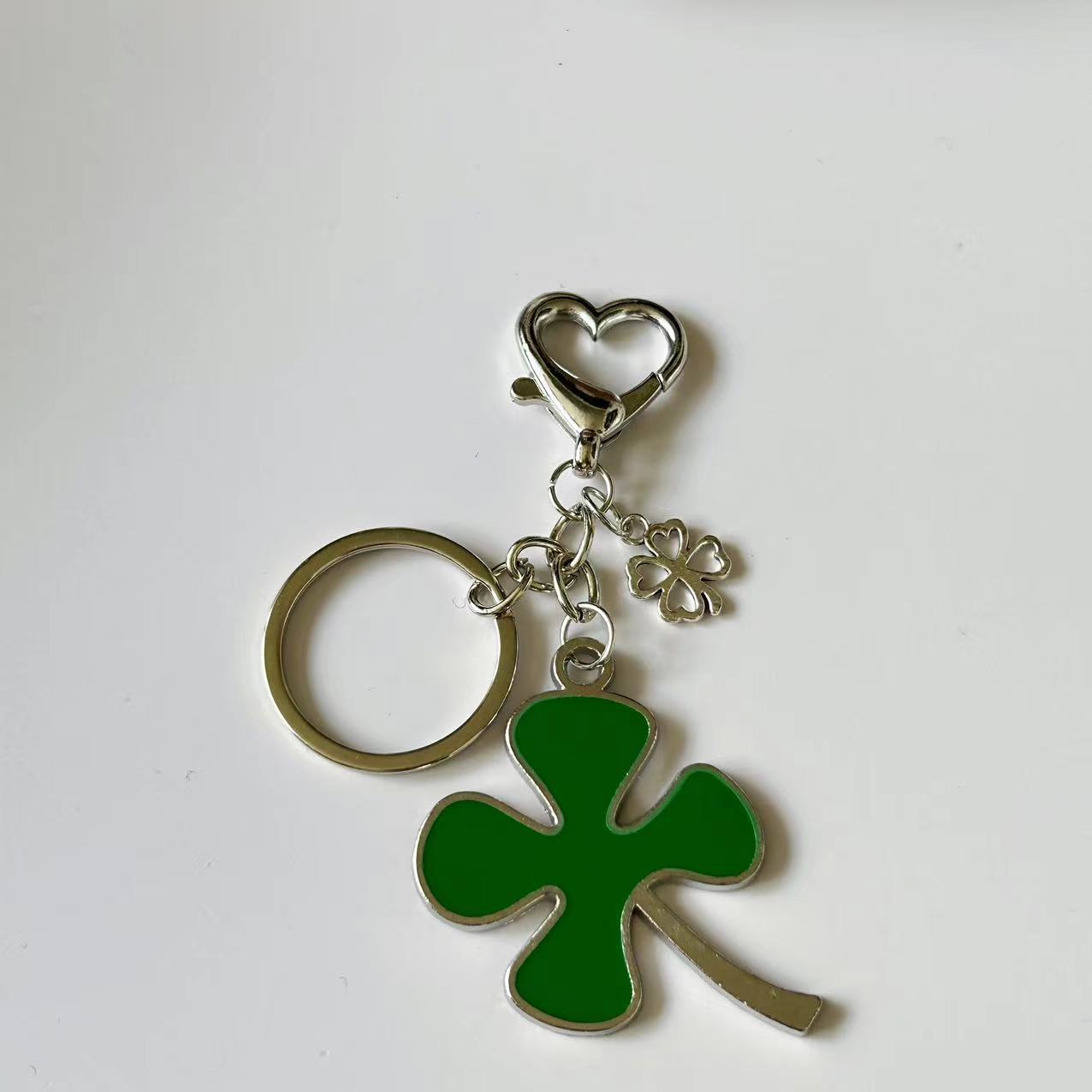 

Lucky Four Leaf Clover Keychains Green Leaf Clover Heart-shaped Buckle Fashionable Keychains Handbag Ornament