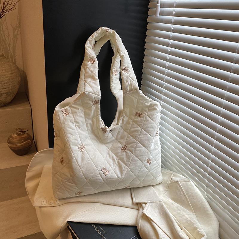 Leisure commuter shoulder bag lightweight large-capacity bag women's new autumn and winter versatile niche tote bag