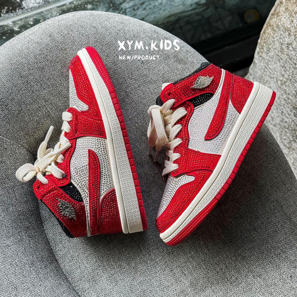 Jarní dětská móda 2026 Červené vysoké tenisky s kamínky