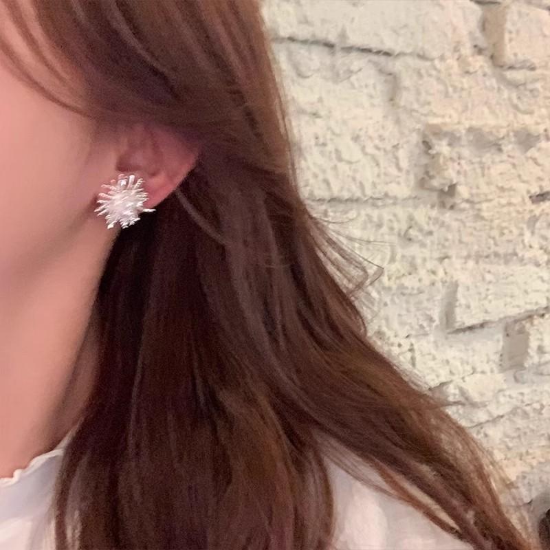Fireworks Stud Earrings - Luxurious and High-end, with A Grand and Elegant Style. Golden Ear Jewelry for Women, Fashionable Earrings.