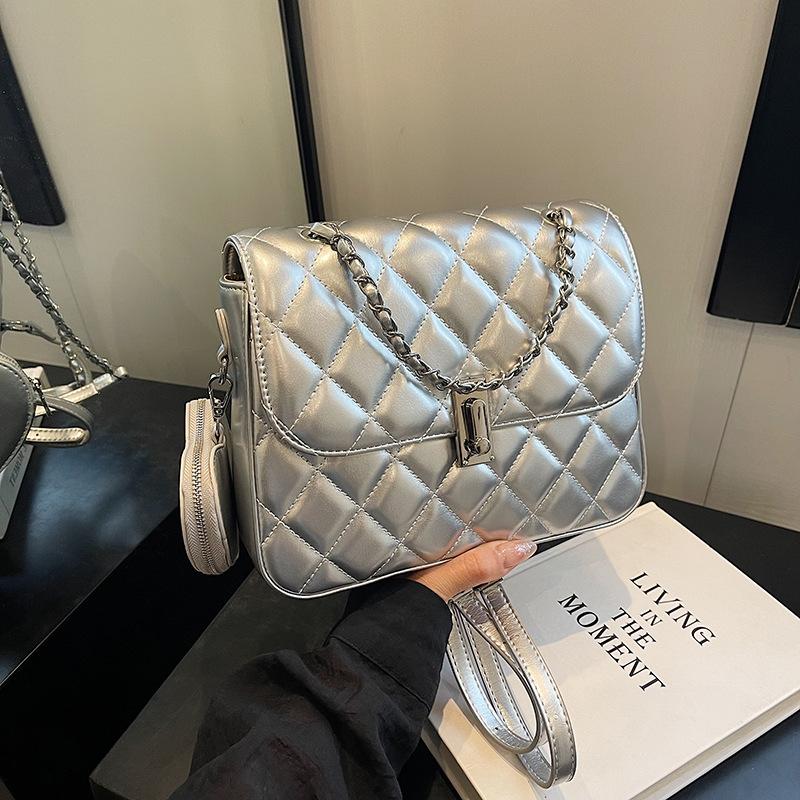 

Рюкзак женский 2024 года, новая мода, высокая чувственность, нишевая, цепочка с бриллиантами, маленькая квадратная сумка, повседневный легкий дорожный рюкзак серебряный