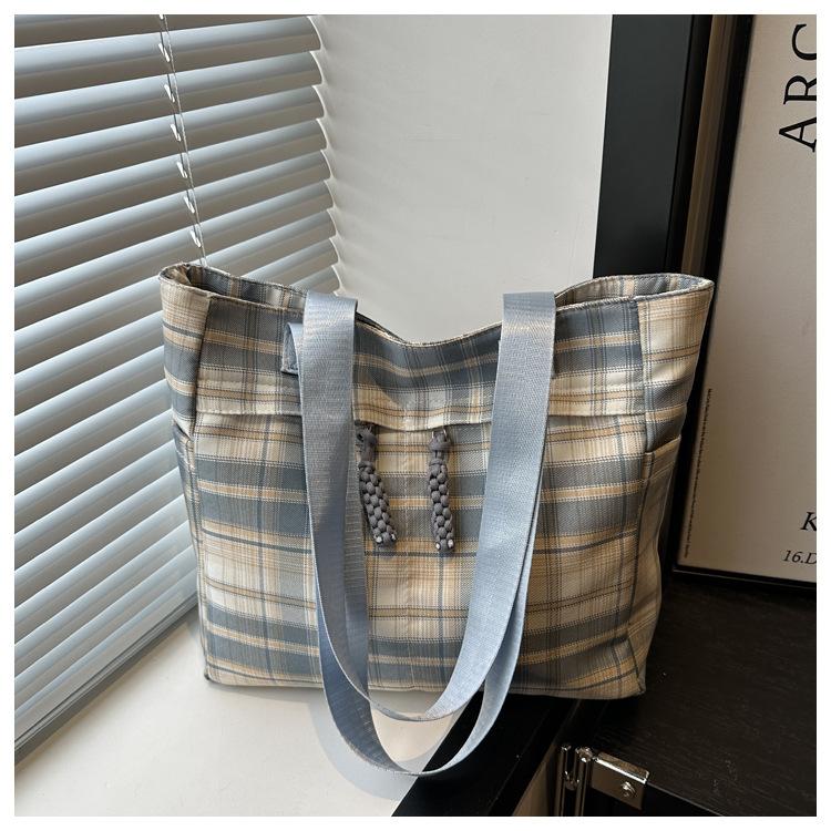 The new fresh and literary plaid is fashionable, simple and large-capacity. Students are casual in class. Portable tote shoulder bag.