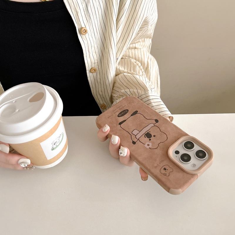 Cute Hug Scarf Bear for IPhone16promax Phone Case for Apple 15 Autumn and Winter Leather Texture 14/XR