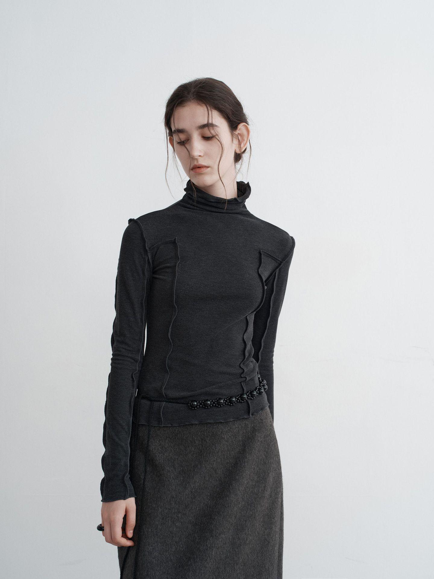 

Женский свитер облегающего кроя с воротником-стойкой и оборкой по низу на осень/зиму