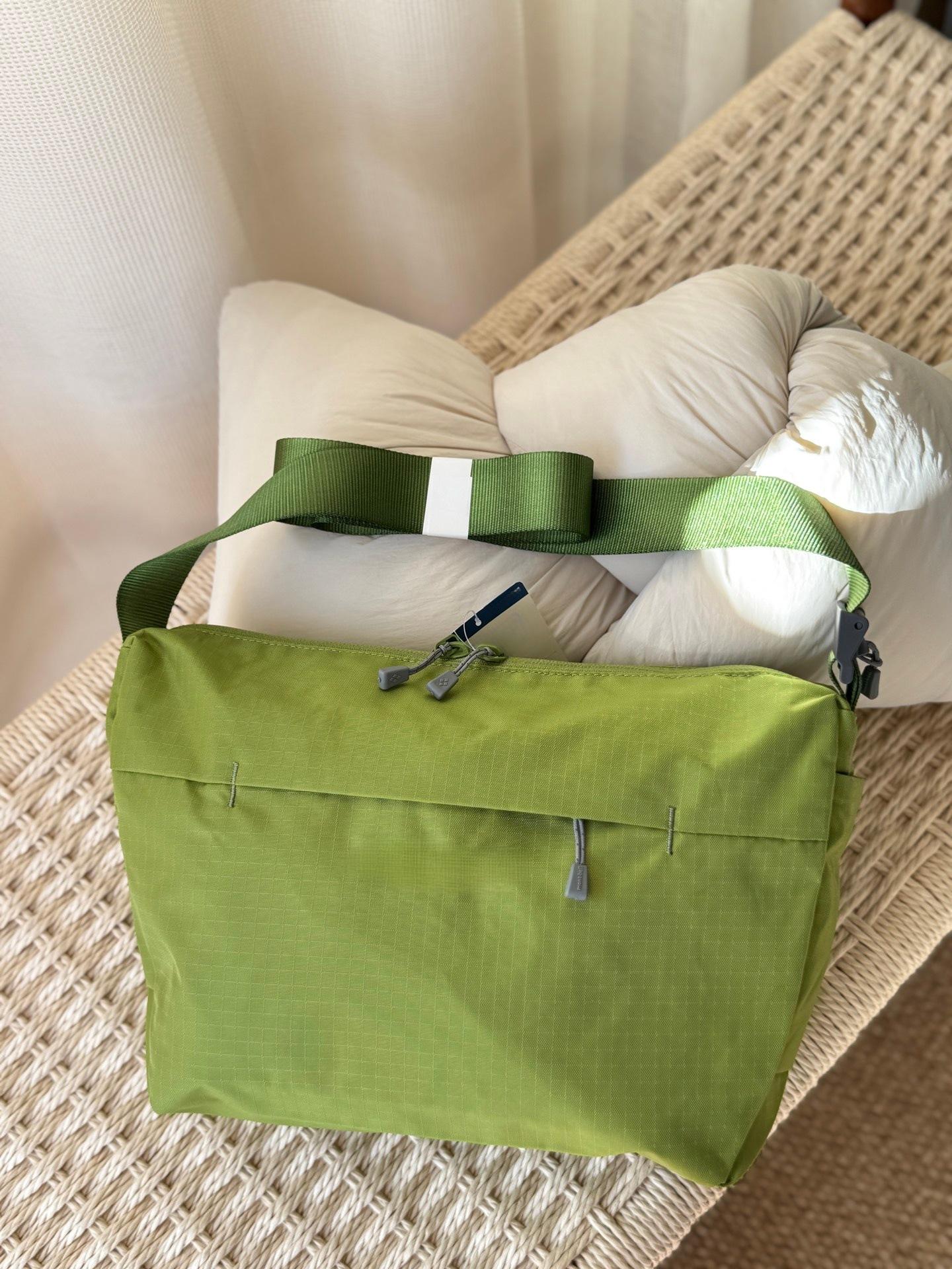 

Casual Versatile Messenger Bag Spring Nylon Shoulder Bag Simple Japanese Messenger Bag Male And Female Students 39*14*30 grass зелений колір