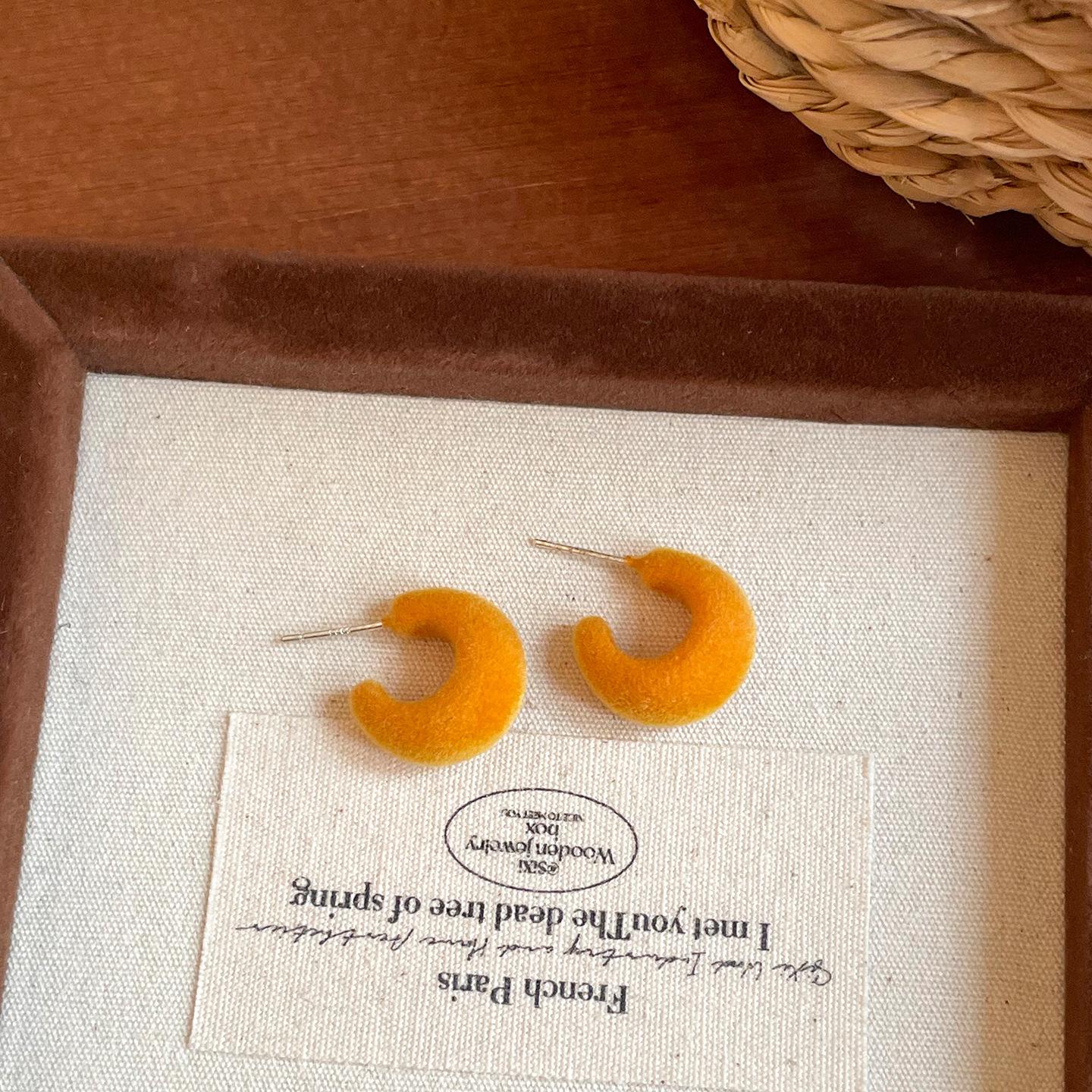 

Flocking C-shaped stud earrings autumn and winter daily versatile earrings retro light luxury temperament earrings women