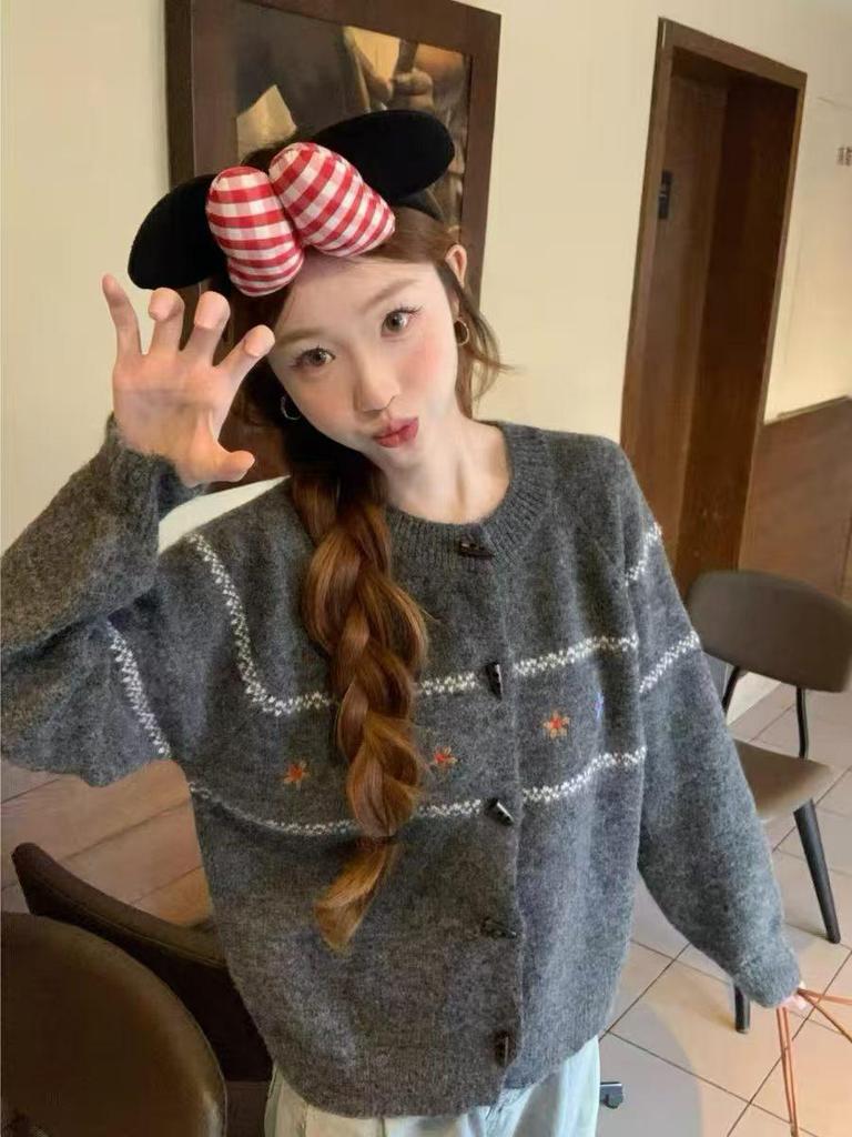 Japanese-Korean Style Jacquard Embroidery Horn Button Sweater - Versatile, Age-Reducing Women's Knit Cardigan for Spring and Autumn.