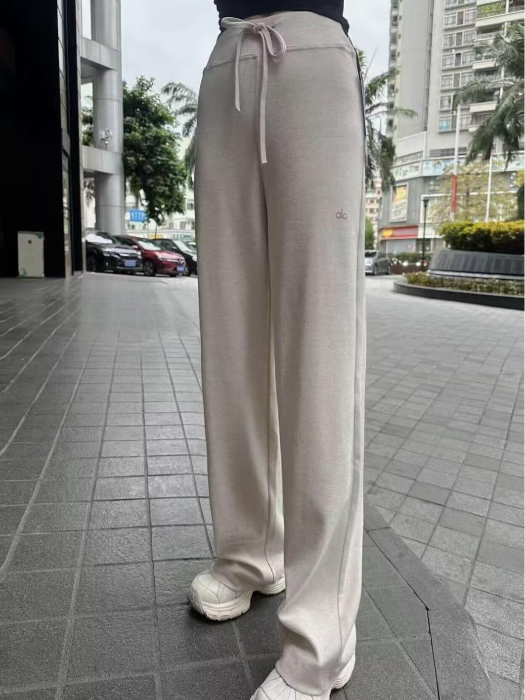 

Женские повседневные облегающие трикотажные брюки с широкими штанинами Alo - Расслабленный, свободный, ленивый стиль Small бежевый