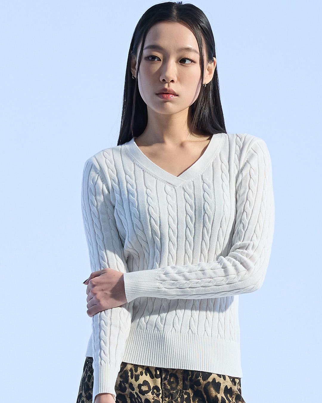 Moa Cable Knit V-Neck Sweater (White) White/M