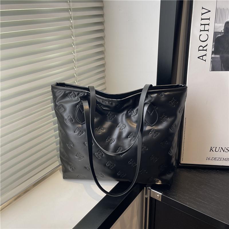 

Trendy portable tote bag women s bag autumn new large-capacity embossed shoulder bag trendy underarm bag чёрный