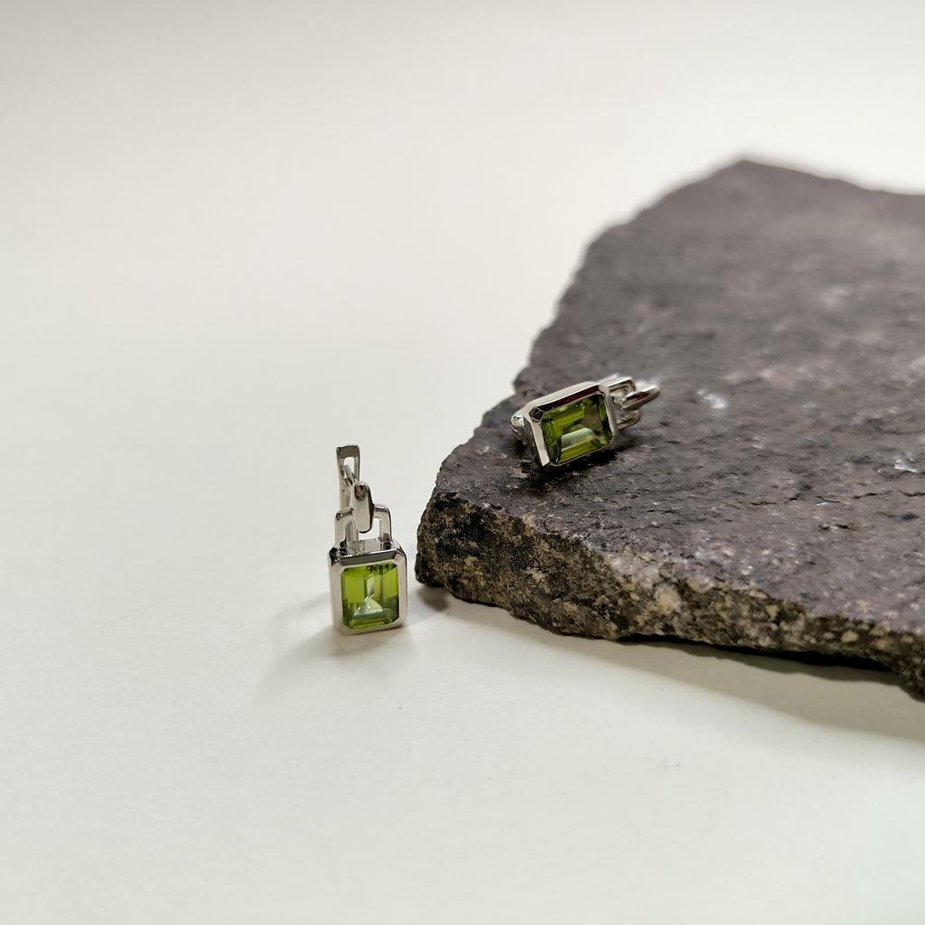 Silver Earrings with Chrysolite 3.267ct (2174431)