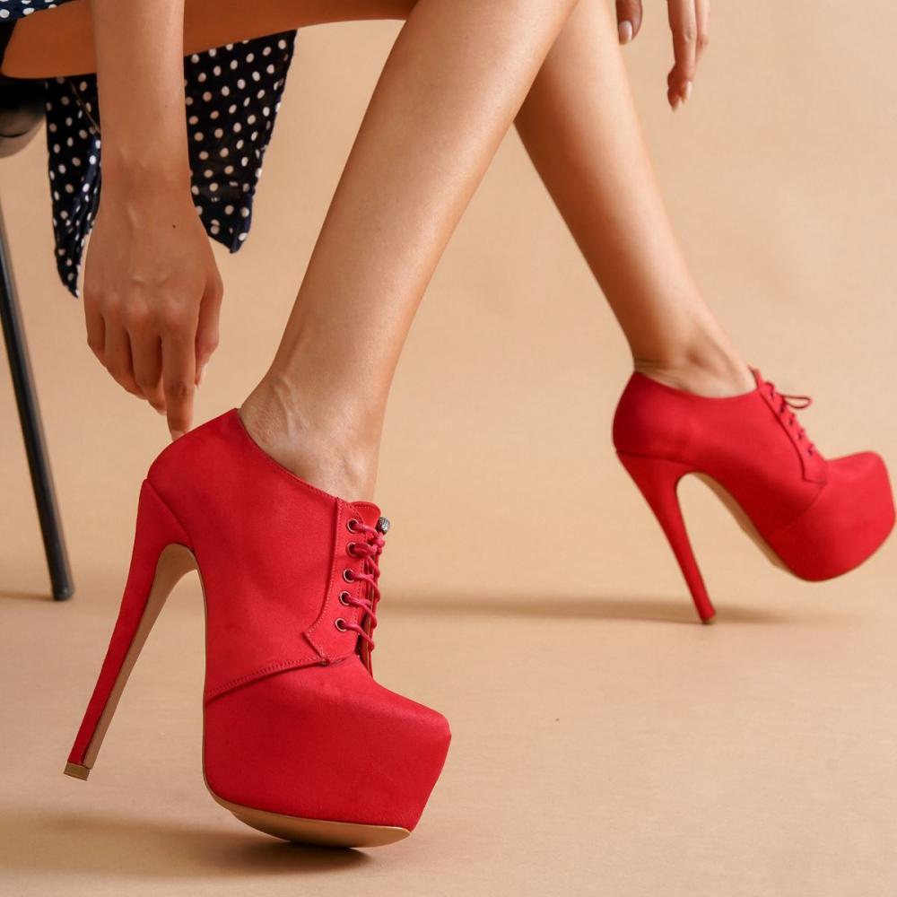 

Женские красные замшевые ботинки на высоком каблуке со шнуровкой