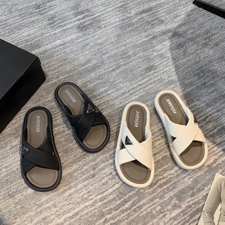 Thick-bottomed cool slippers for women to wear ins trendy high-end sense 2024 summer non-slip niche beach muffin one-word sandals