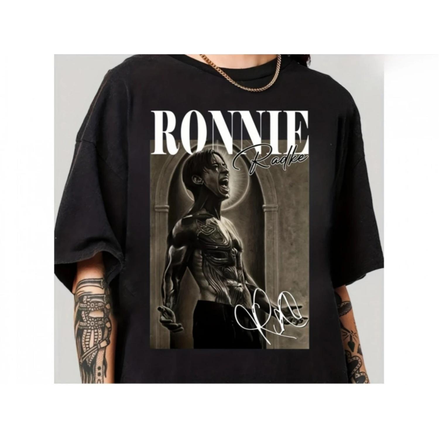 

Classic Ronnie Avatar Pattern Paired with Band Logo_signature Print, Unisex Music Themed T-shirt for Daily Wear S чёрный