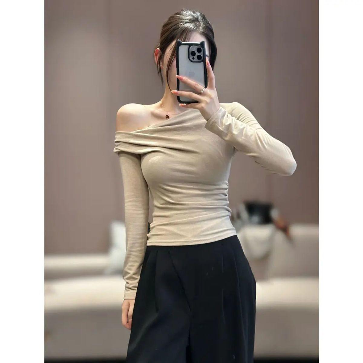 

Women s Asymmetrical Neck Off-the-Shoulder Slim-Fit Pleated Long-Sleeve Top - Stylish Fall 2025 Collection Medium хакі