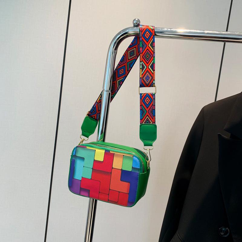 

2025 осень новая мода клетчатая контрастного цвета на плечо сумка-мессенджер повседневный широкий плечевой ремень высокая ценность маленькая квадратная сумка зелёный