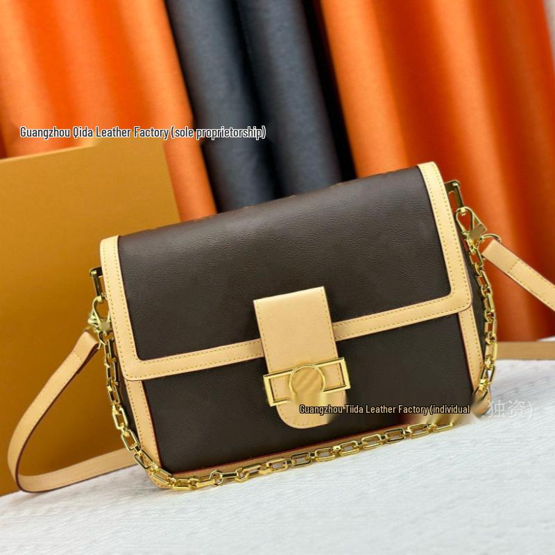 

Женская сумка кроссбоди Daphne из мягкой кожи с цветными блоками и цепочкой с логотипом 28x20x11 cm