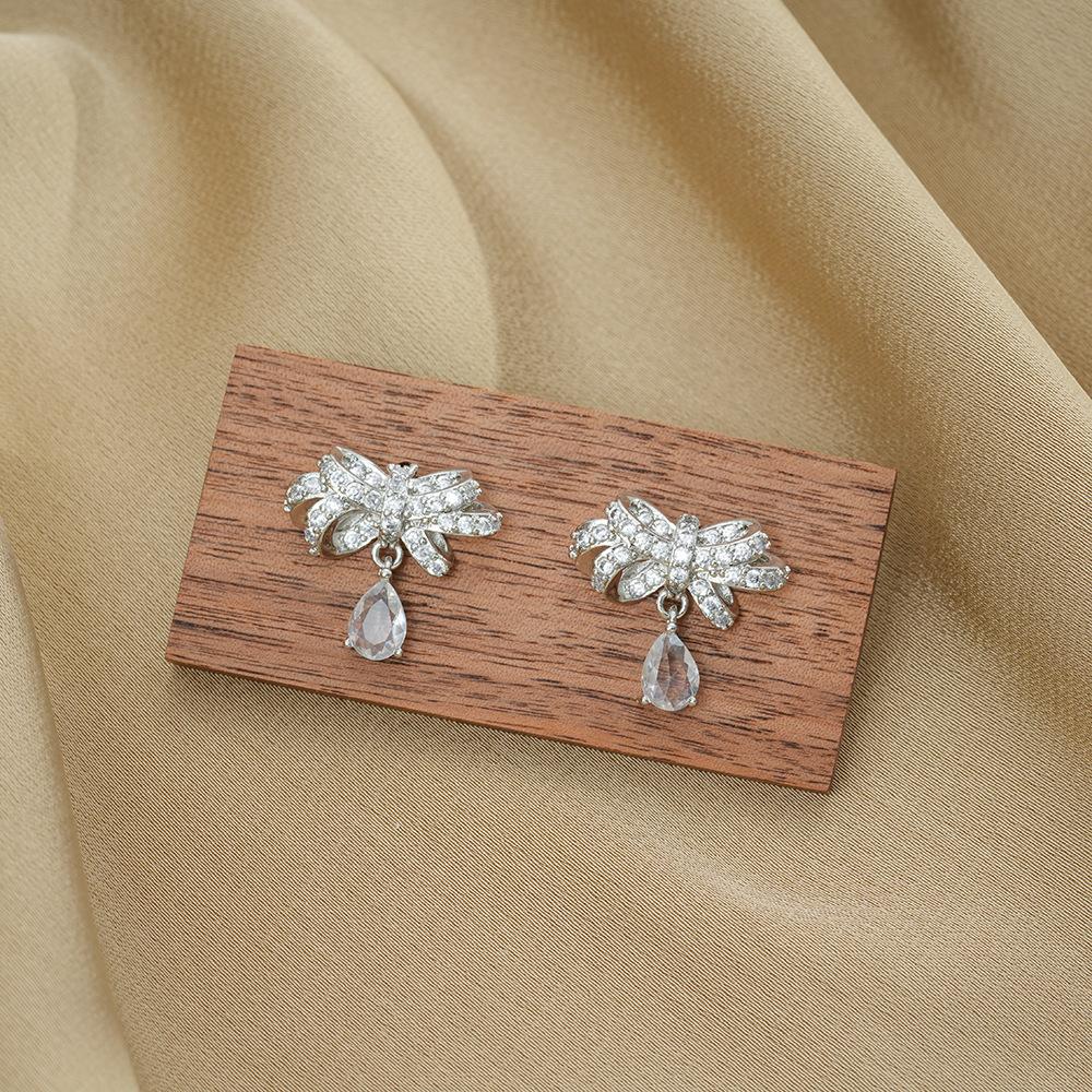 Conjunto de Colar e Brincos de Zircônia de Luxo Leve de Nicho com Diamante Brilhante em Forma de Laço para Mulheres