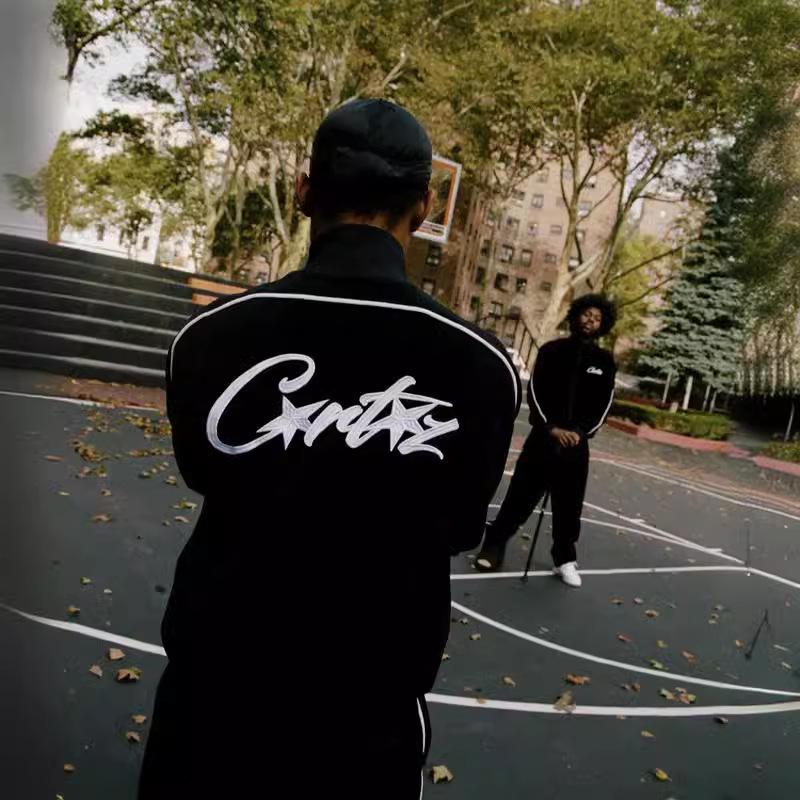 Conjunto de Chaqueta y Pantalones Retro de Calle Unisex con Estampado de Diablo, Cuello Alto y Cierre de Cremallera.