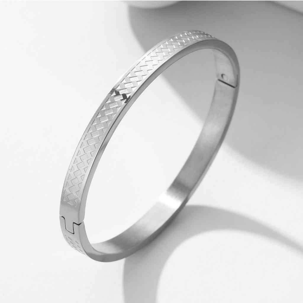 Hot-selling European and American couple bracelets, romantic plaid bracelets, titanium steel egg-shaped buckle, plaid pattern bracelets for men