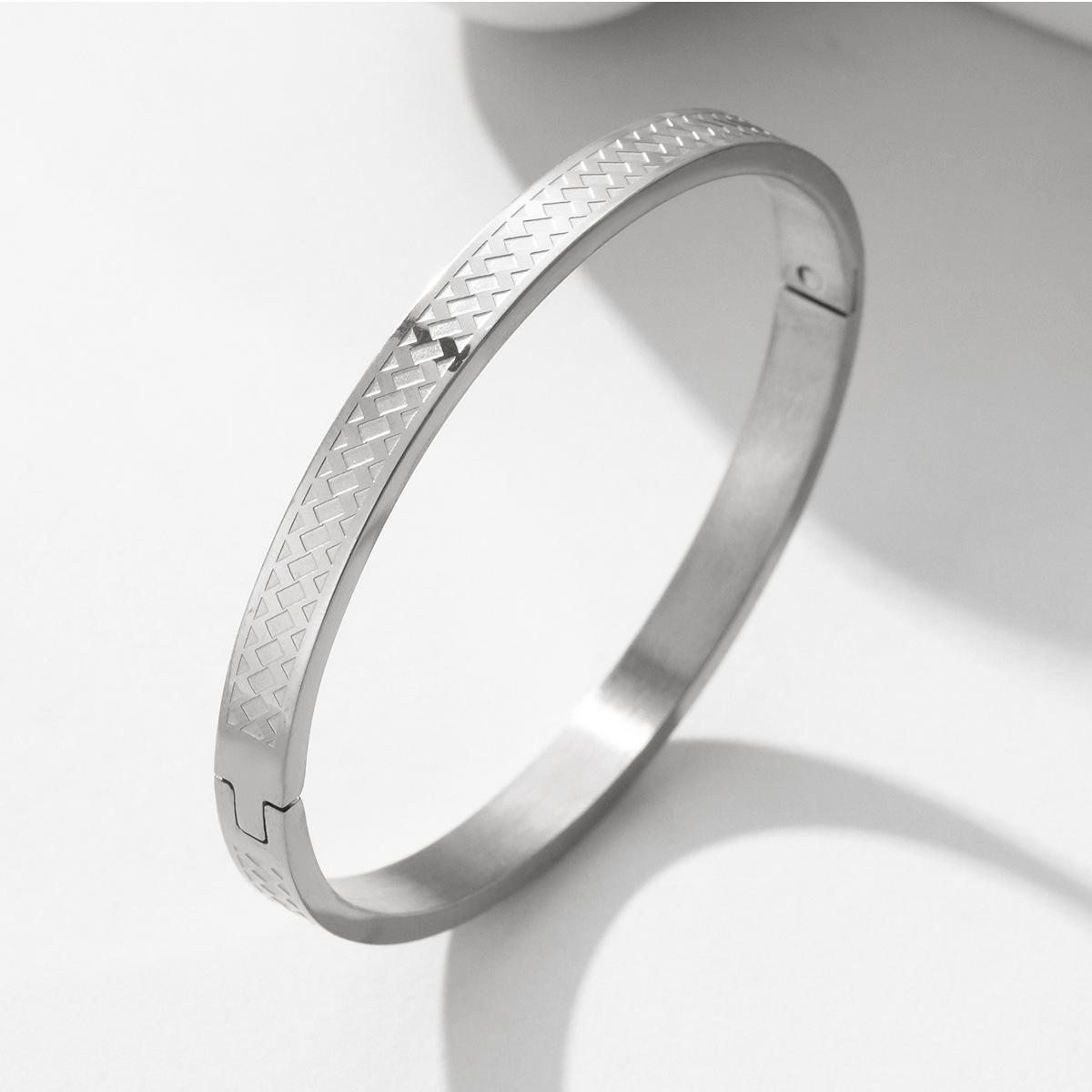 Hot-selling European and American couple bracelets, romantic plaid bracelets, titanium steel egg-shaped buckle, plaid pattern bracelets for men