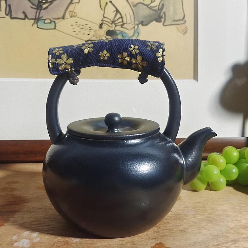 Чайник из вулканического камня