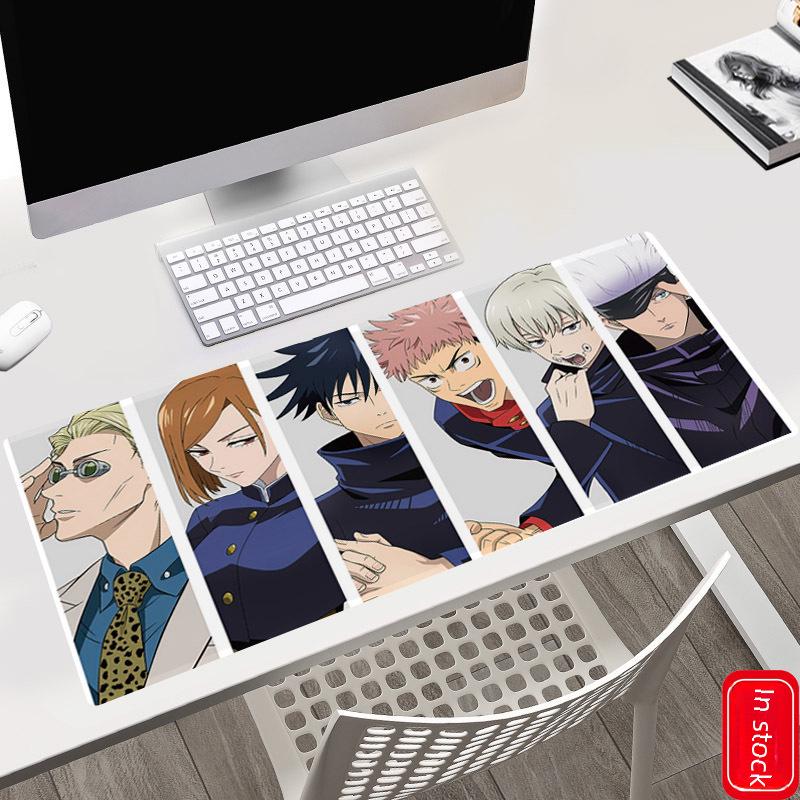 Tapis de bureau Jujutsu Kaisen 40x90x0.3CM avec les personnages Gojo, Yuji et Megumi.