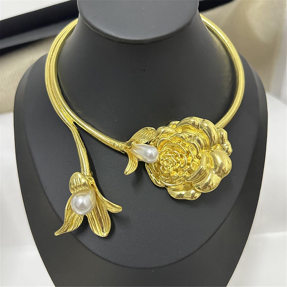 

Tooxika Тяжелая промышленность Преувеличенные трехмерные жемчужные цветы Камелия Воротник Легкая роскошь Ожерелье Аксессуары Для женщин золотой