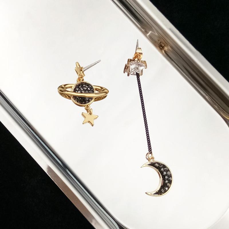 Damen Asymmetrische Ohrringe mit Schwarzem Stern und Mond, mit einem Neuen Modischen und Charmanten Design, Ein Party Blickfang und Niedliches Anhänger Schmuck Geschenk.