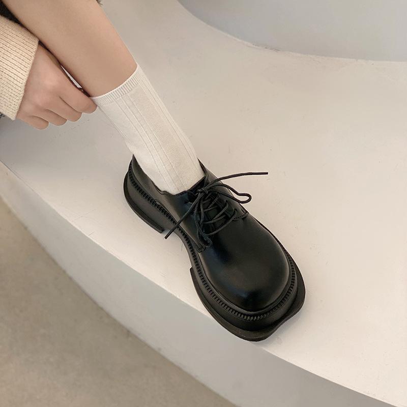 Černé módní všestranné šněrovací malé kožené boty pro dámské léto 2025 nové na silné podrážce zvyšující výšku design britského stylu jednokrátké boty