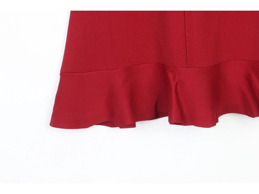 Elegant Women's Red Sleeveless Knitted Vest Dress - Round Neck, Waist-Slimming, and Figure-Flattering Fishtail Skirt for Evening.