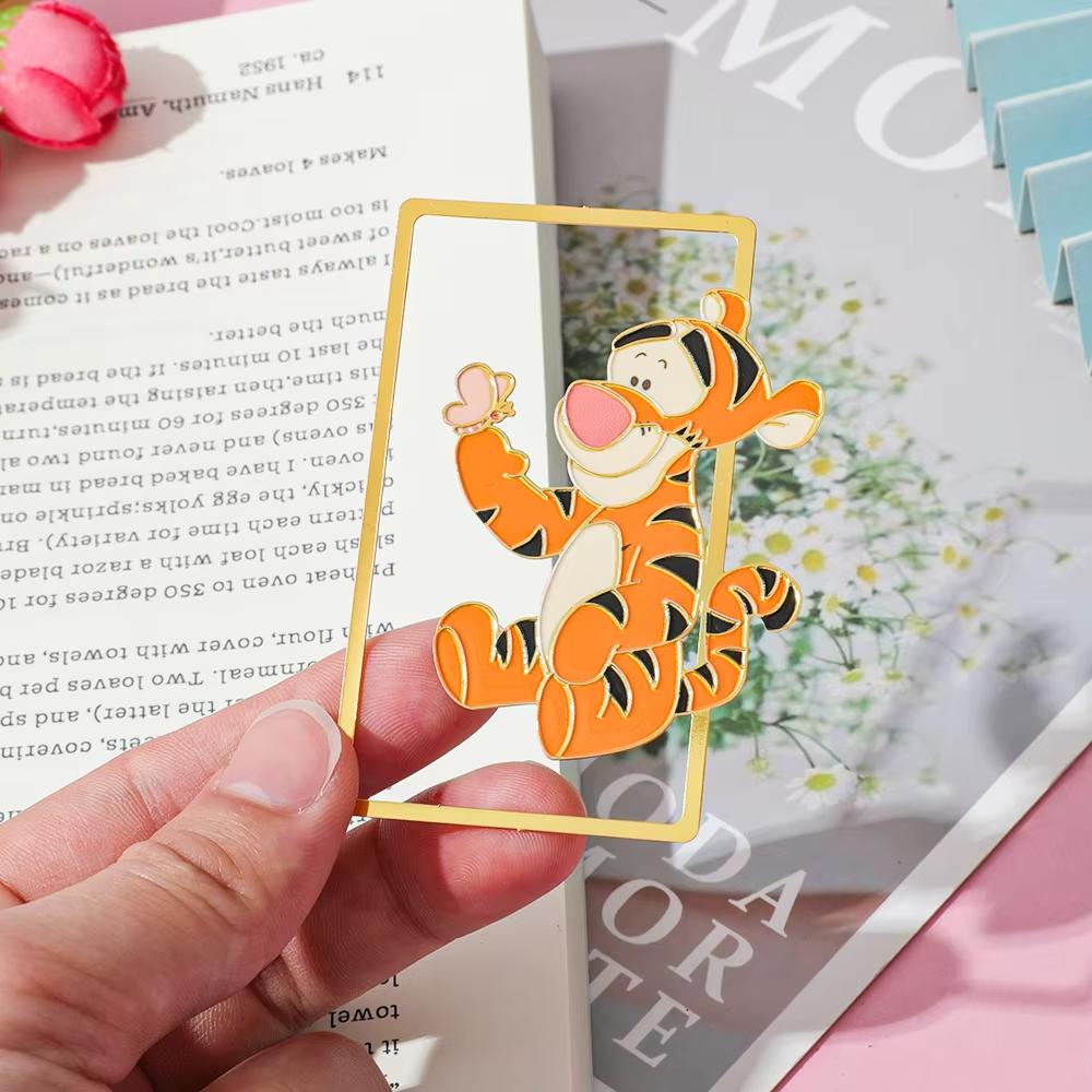 MINISO Niedliche Cartoon-Charaktere Metall-Lesezeichen Entzückendes Tiger- und Ferkel-Design Ideales Geschenk für Buchliebhaber