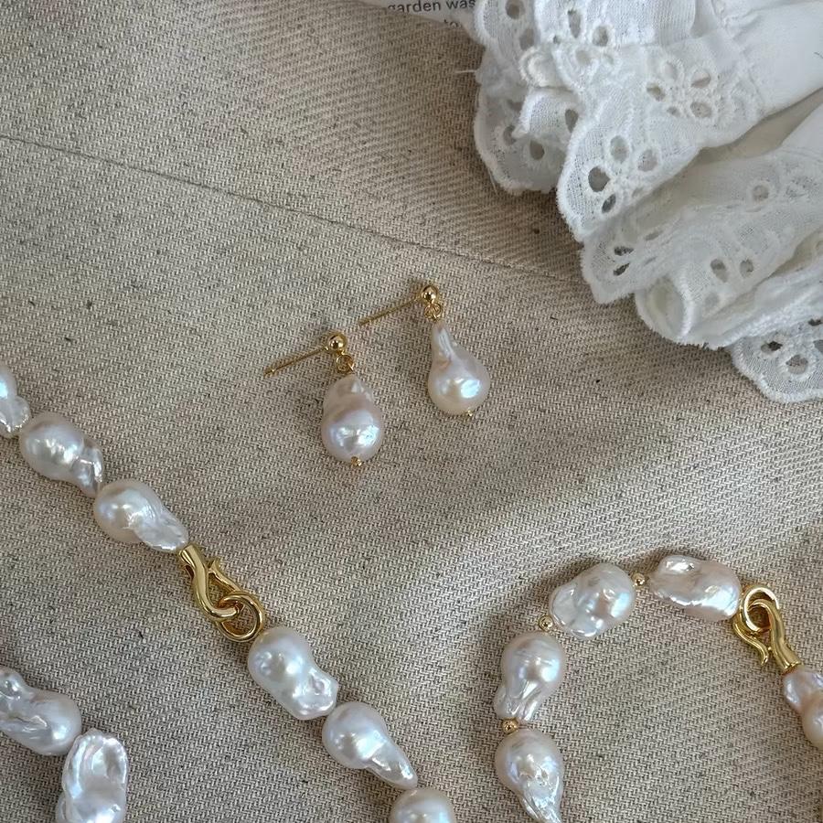 European and American fashion big baroque pearl retro temperament earrings 925 silver stud earrings women's irregular fishtail pearl hanging