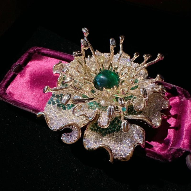 Elegante Blumenbrosche mit Zirkonia-Steinen, 18 Karat vergoldet, im Vintage-Gartenstil, Anstecknadel für Damen