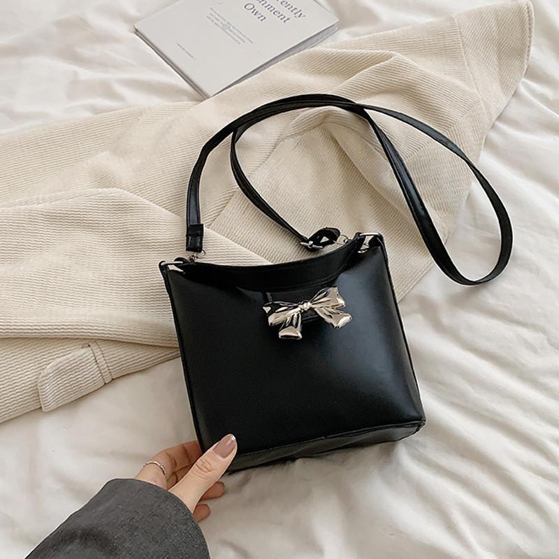 Chic Pu Leather Shoulder Bag 2024 Fashionable Spring Street Style Handbag
