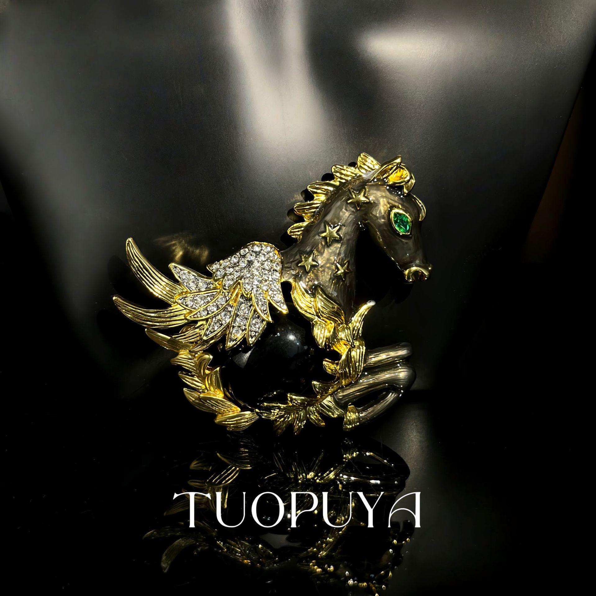 Elegant Black Enamel Horse Head Brooch with Rhinestones - Vintage Retro Design.